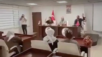 DEM Parti'den ihraç edilen Zeyni İpek'e yumurtalı protesto