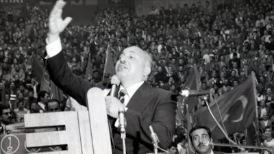 NATO liderlerine alkol ikramı tartışması Erbakan'ın karşısındaki 'rakı krizi'ni hatırlattı