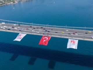 Türkiye'nin simge köprüleri 15 Temmuz için kırmızı beyaza büründü