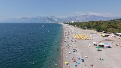 Antalya'da sıcak bunalttı, Konyaaltı doldu