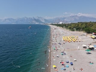 Antalya'da sıcak bunalttı, Konyaaltı doldu