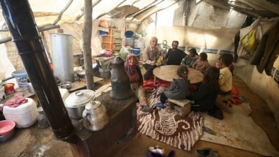 Yazın ortasında kış şartları: Muş yaylalarında göçerler sobayla ısınıyor