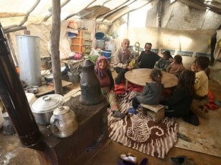 Yazın ortasında kış şartları: Muş yaylalarında göçerler sobayla ısınıyor