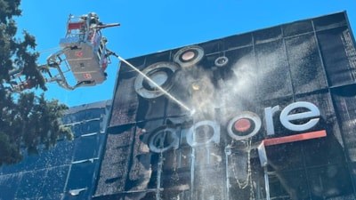 İzmir'de mobilya mağazasında yangın kontrol altına alındı