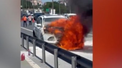 Esenler’de seyir halindeki otomobilde yangın