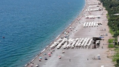 Antalya'da termometreler 38 dereceyi gösterdi: Sahiller tıklım tıklım doldu