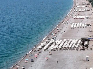Antalya'da termometreler 38 dereceyi gösterdi: Sahiller tıklım tıklım doldu