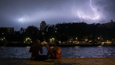 Fransa'da fırtına nedeniyle yaklaşık 20 bin hanede elektrik kesintisi sürüyor