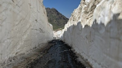 Hakkari'de temmuz ortasında 8 metrelik karla mücadele