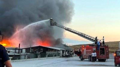 Afyonkarahisar'daki fabrika yangınında kilolarca et zarar gördü