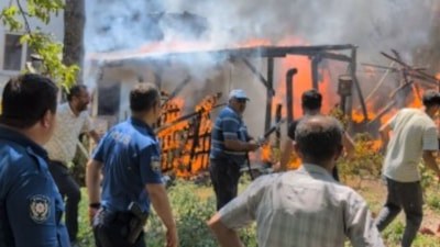 Amasya'da depo ve kameriye yandı