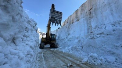 Hakkari'de iş makineleri 8 metrelik kar tünellerinde kayboldu