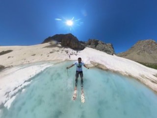 Erzincan'da temmuzda buz üstünde kayak, gökyüzünde yamaç paraşütü