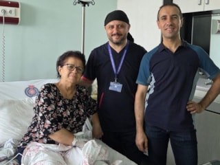 Kahramanmaraş'ta bir öğretmen 29 yıl önce mezun ettiği öğrencisi tarafından ameliyat edildi
