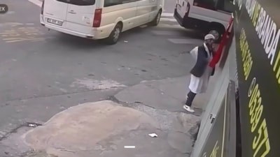İstanbul'da  Türk bayrağını sökerek yere atan şahıs tutuklandı