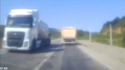 Düzce'de hafriyat kamyonundan fırlayan taşın otomobilin camını kırdı