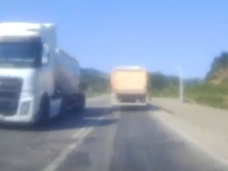 Düzce'de hafriyat kamyonundan fırlayan taşın otomobilin camını kırdı