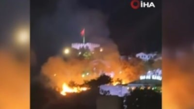 Ankara Kalesi yakınında otluk alanda yangın