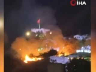 Ankara Kalesi yakınında otluk alanda yangın