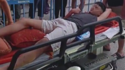 Hatay'da bahçeye kaçan topu almak isterken bacağına demir saplandı