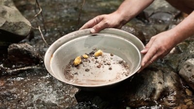 Kırıntı altın madenciliği nedir, yasal mı? Derelerde altın aramak serbest mi?