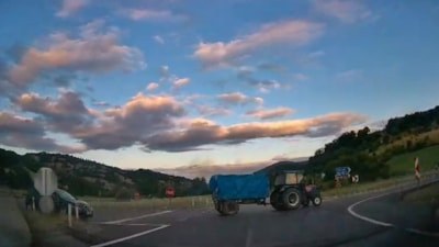 Amasya'da önüne çıkan traktöre çarpmaktan saniyelerle kurtuldu