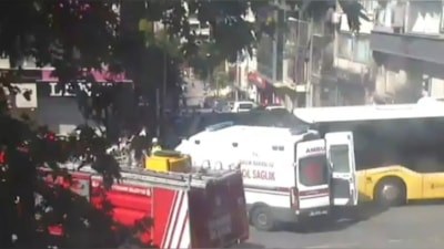 İstanbul'da İETT otobüsü ambulansa çarptı