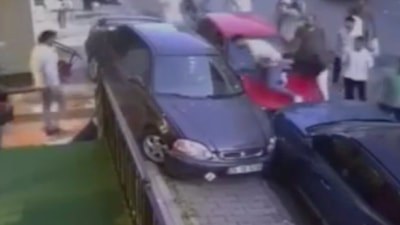 İstanbul'da fren yerine gaza basan sürücü bebek arabasına çarptı