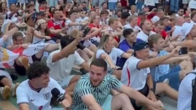 İngiliz taraftarlar, Norveç galibiyetini kürek çekerek kutladı