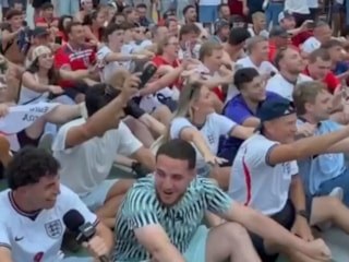 İngiliz taraftarlar, Norveç galibiyetini kürek çekerek kutladı