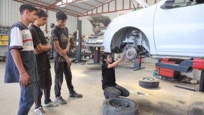 Hatay'da 15 yaşında sanayi ustası olan Nehir, 5 çırağa iş öğretiyor