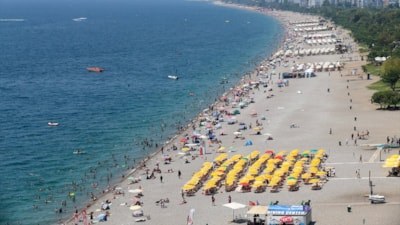 Antalya'da aşırı nem ve sıcak hava nedeniyle sahiller doldu