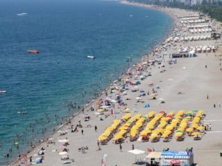 Antalya'da aşırı nem ve sıcak hava nedeniyle sahiller doldu