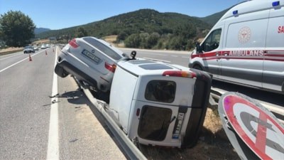 Bilecik'te sollamaya çıkan iki otomobil çarpıştı: 4 yaralı