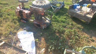 Antalya'da manevra yaparken devrilen traktörün altında kalan sürücü öldü
