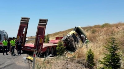 Uşak'ta tır şarampole devrildi: 1'i ağır 3 yaralı