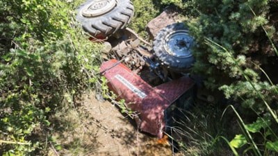 Manisa'da dere yatağına devrilen traktörün sürücüsü öldü