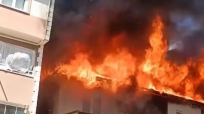 Bursa'da 3 katlı binanın çatısı alevlere teslim oldu