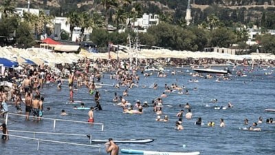 Bodrum’da sıcak havada turistlerin deniz keyfi