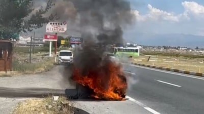 Erzincan'da otomobil küle döndü