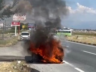 Erzincan'da otomobil küle döndü