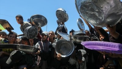 Gazze'de vatandaşlar sıcak yemek kuyruğunda