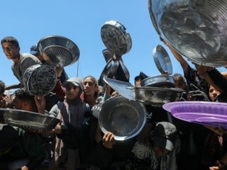 Gazze'de vatandaşlar sıcak yemek kuyruğunda