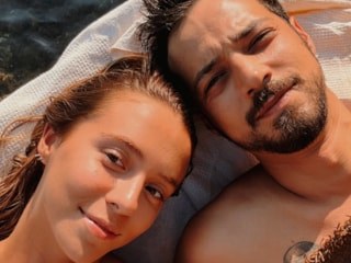 Mert Yazıcıoğlu ve sevgilisi Zeynep Artukmaç İspanya'ya gitti! Tatil pozları beğeni topladı