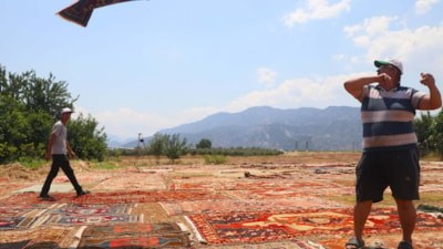 Antalya'da eski halılar güneşle birlikte değer kazanıyor