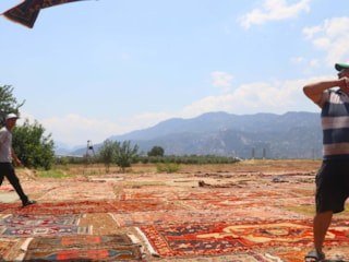 Antalya'da eski halılar güneşle birlikte değer kazanıyor