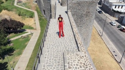 Tahta bacaklarla Diyarbakır Surları'nda 3 metreyi aşan boyuyla yürüdü