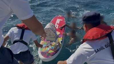 İzmir'de denizde sürüklenen kürek sörfü ekibinde 6 aylık bebek dahil 5 kişi kurtarıldı