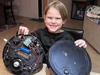 3 yaşında başladı, 8 yaşında servet kazandırdı! 50'den fazla robot süpürgeyle YouTube yıldızı oldu