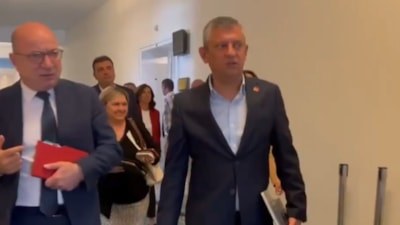 Özgür Özel'den gazetecilere şaka: Yeni partinin adını belirledik